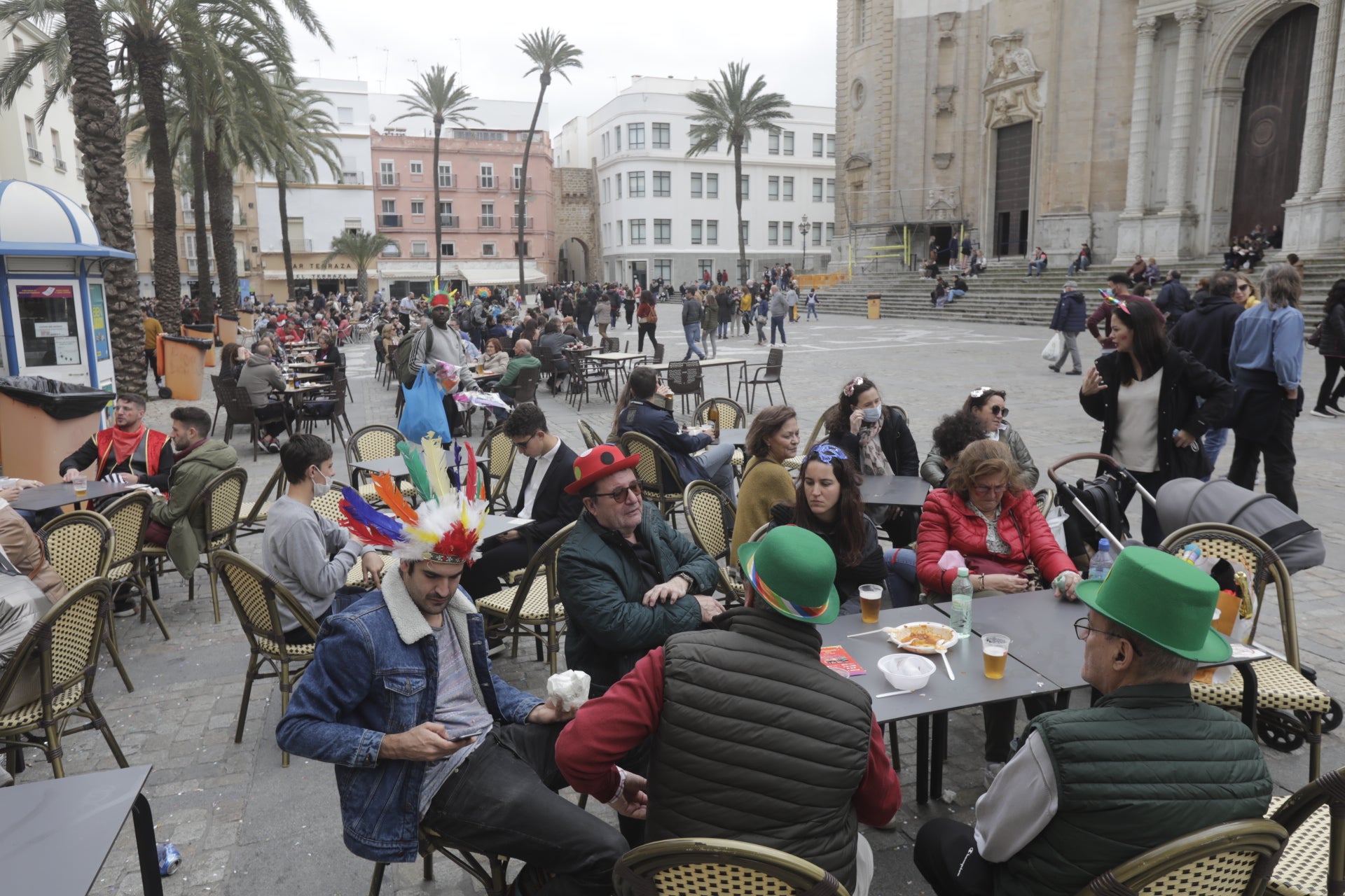 En imágenes: Cádiz vuelve a pintarse los coloretes un sábado de carnaval