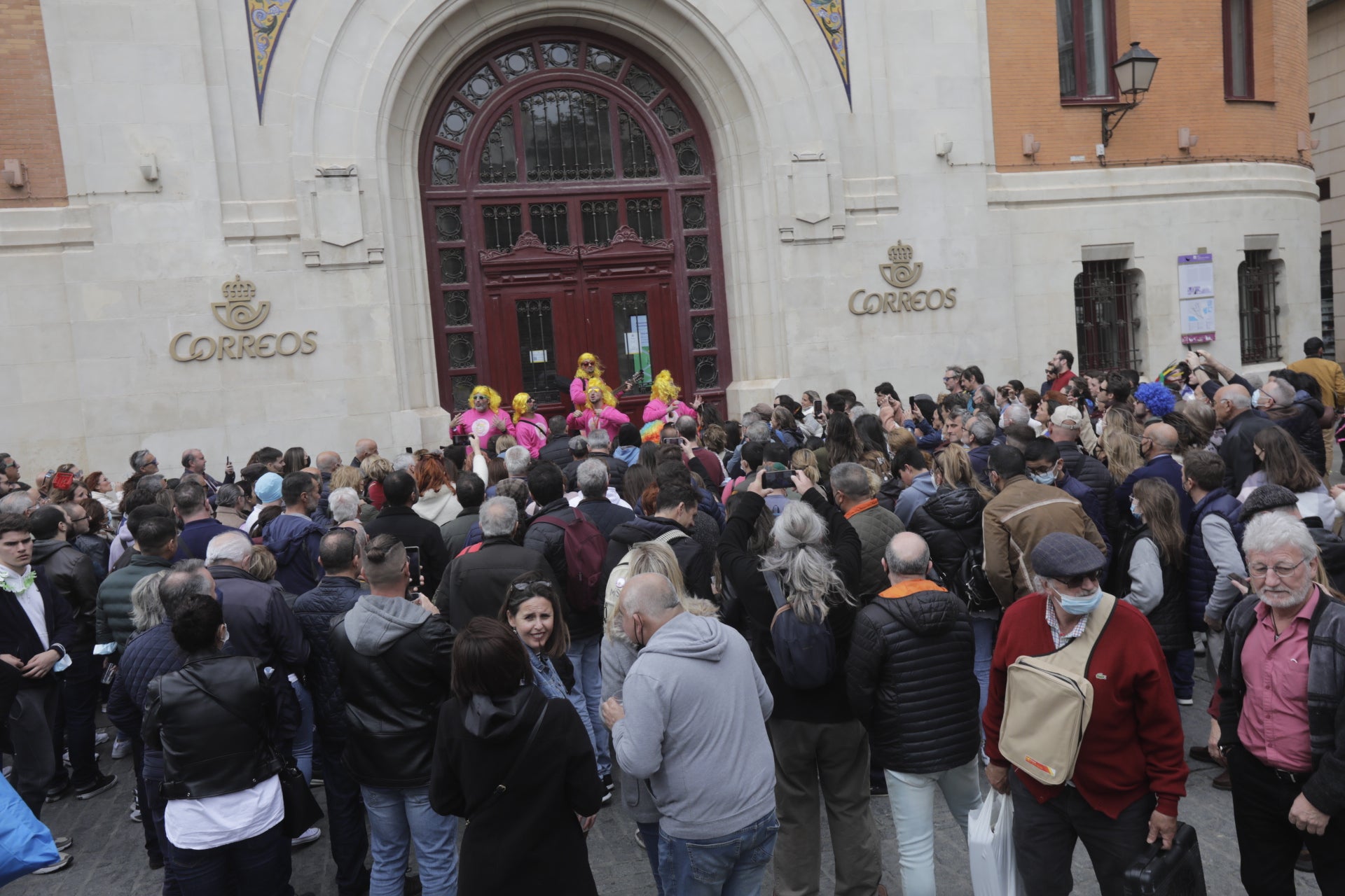 En imágenes: Cádiz vuelve a pintarse los coloretes un sábado de carnaval