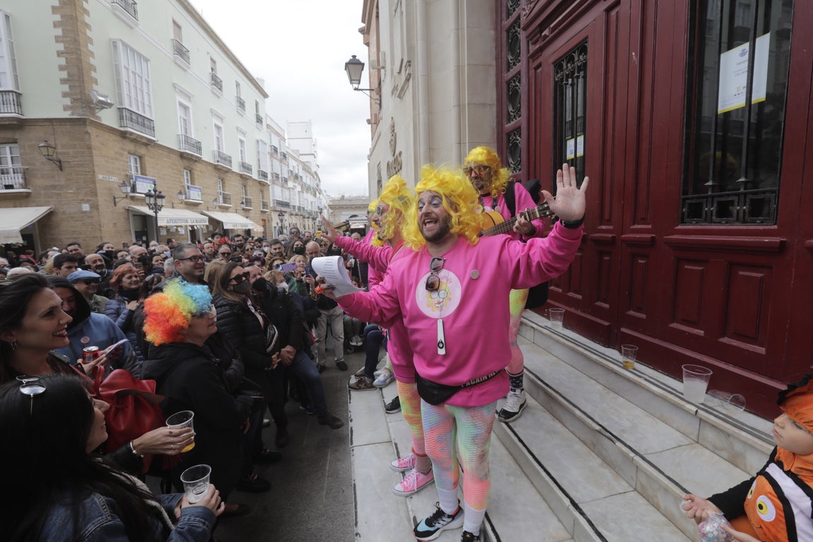 En imágenes: Cádiz vuelve a pintarse los coloretes un sábado de carnaval