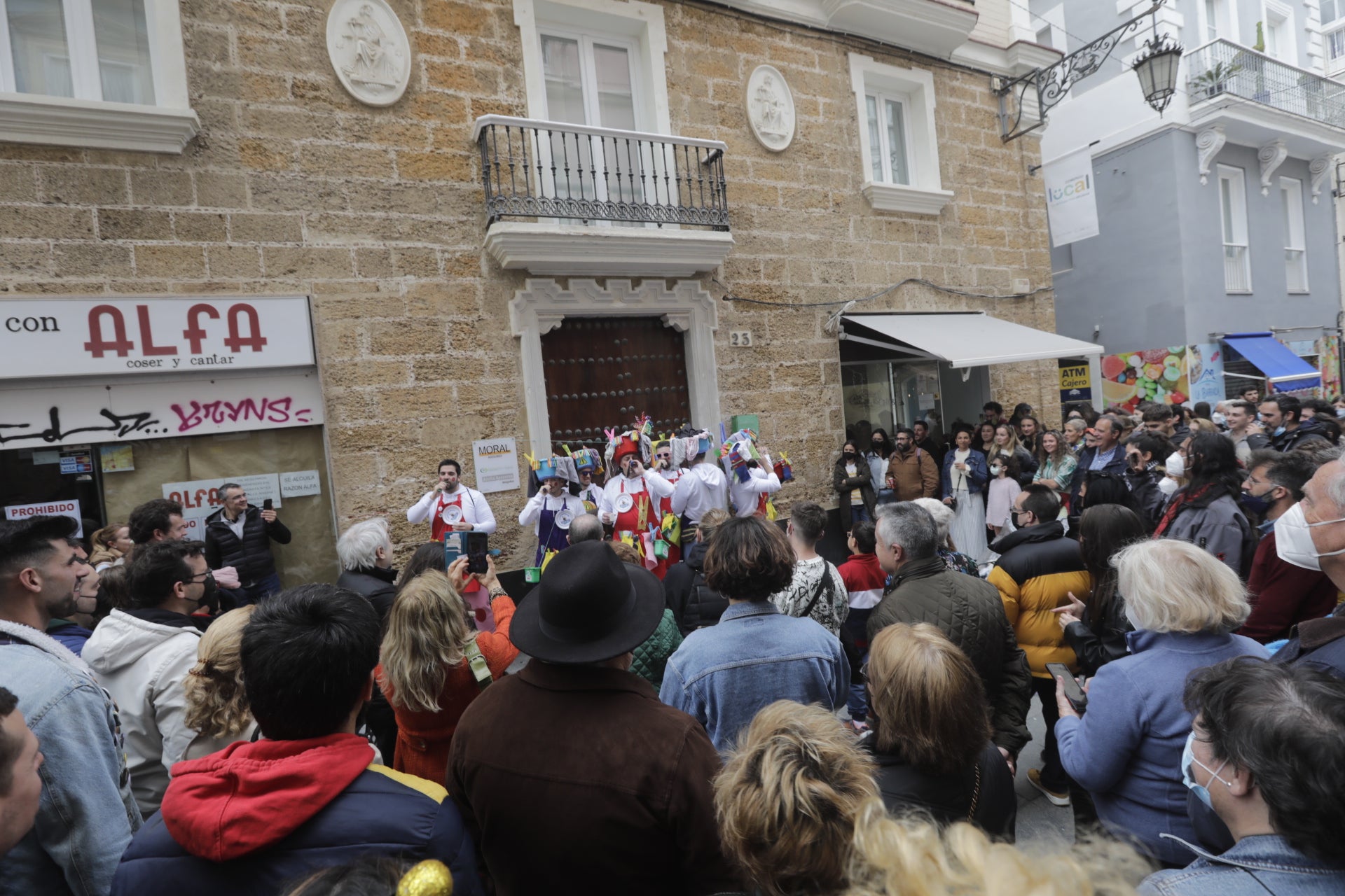 En imágenes: Cádiz vuelve a pintarse los coloretes un sábado de carnaval