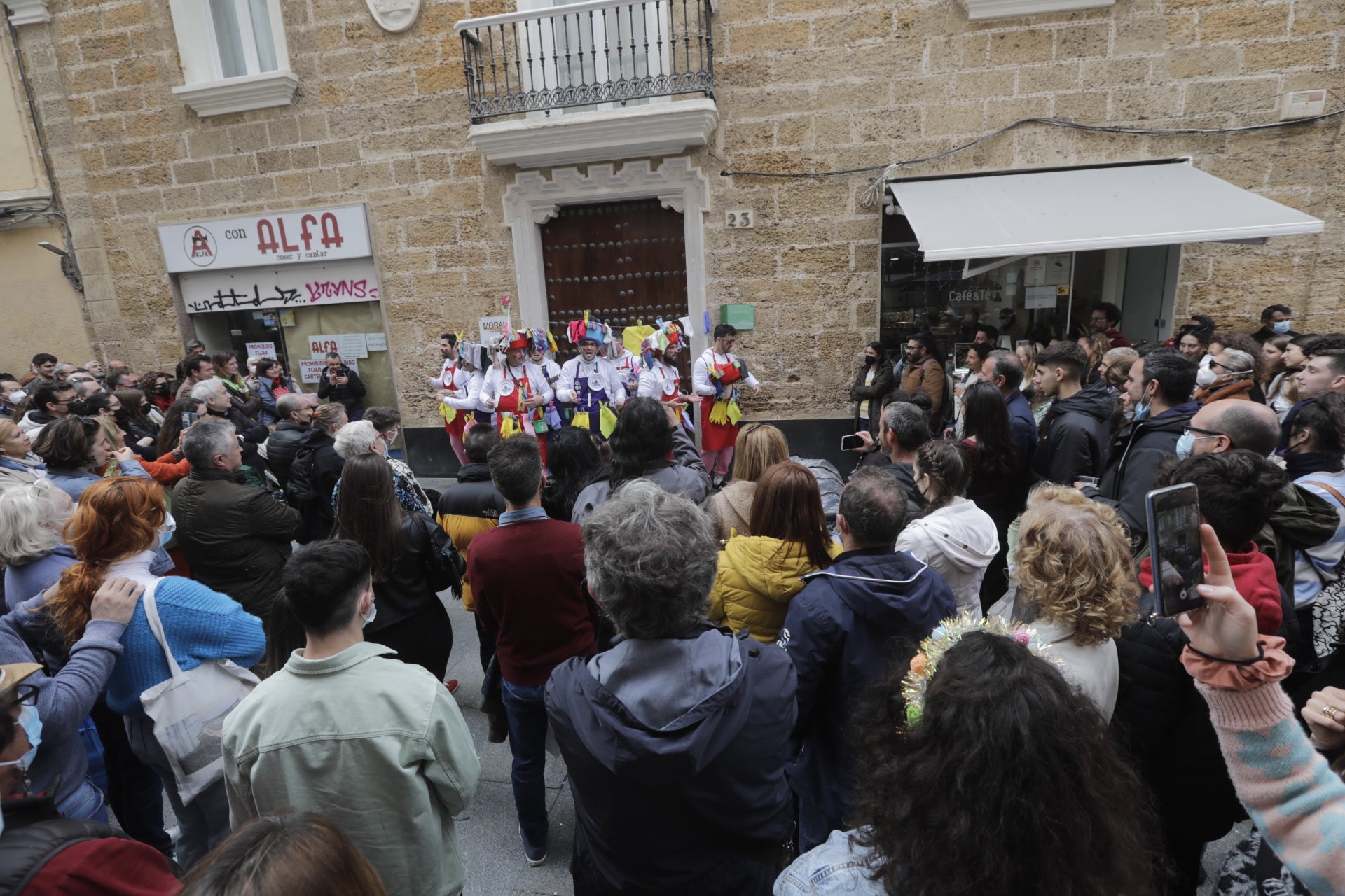 En imágenes: Cádiz vuelve a pintarse los coloretes un sábado de carnaval