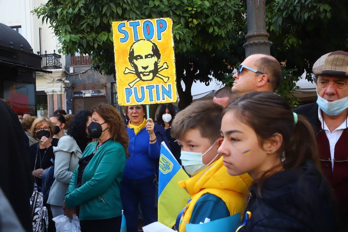 La manifestación contra la guerra en Ucrania en Córdoba, en imágenes