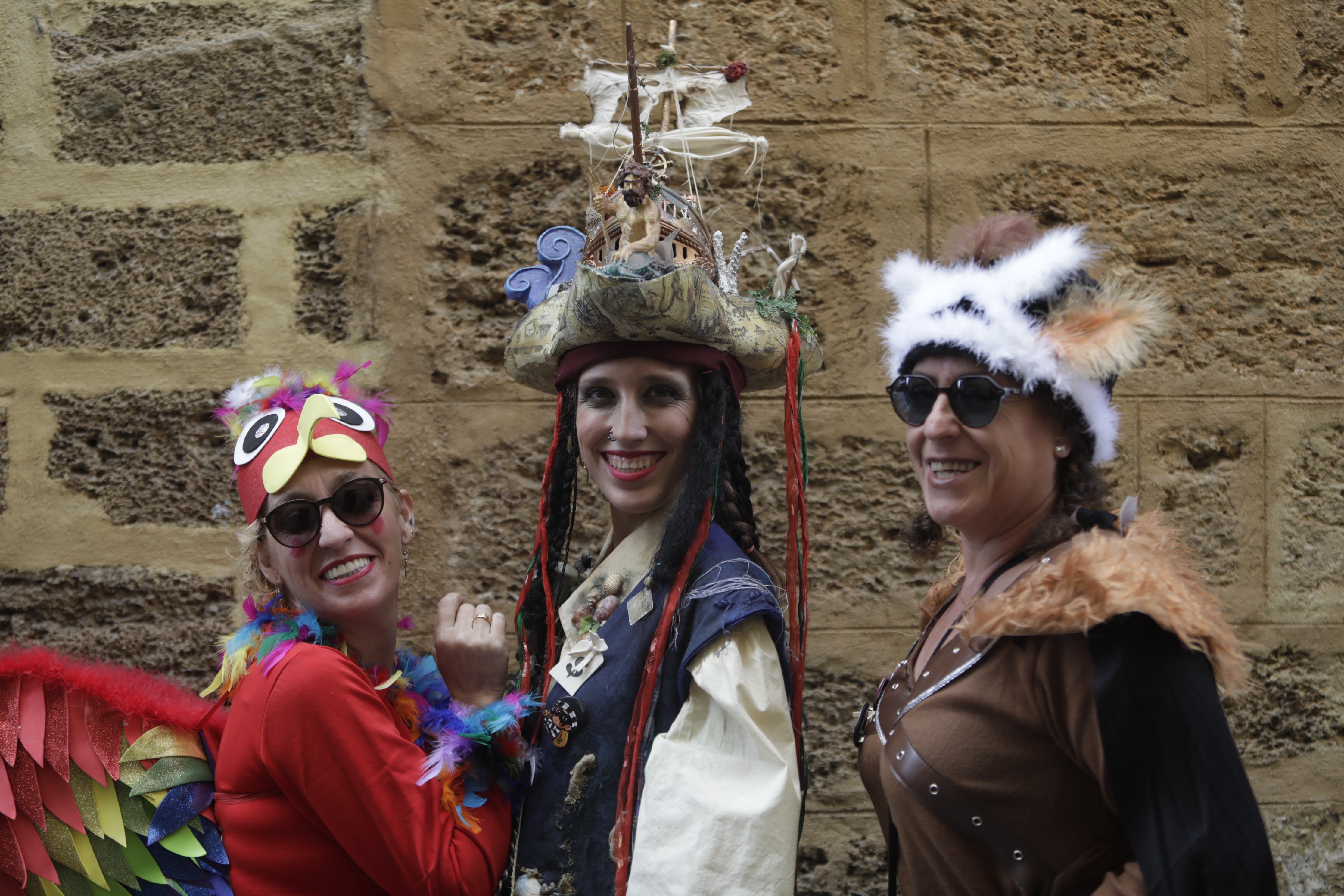 En imágenes: Cádiz se ilumina con coplas en su domingo de carnaval