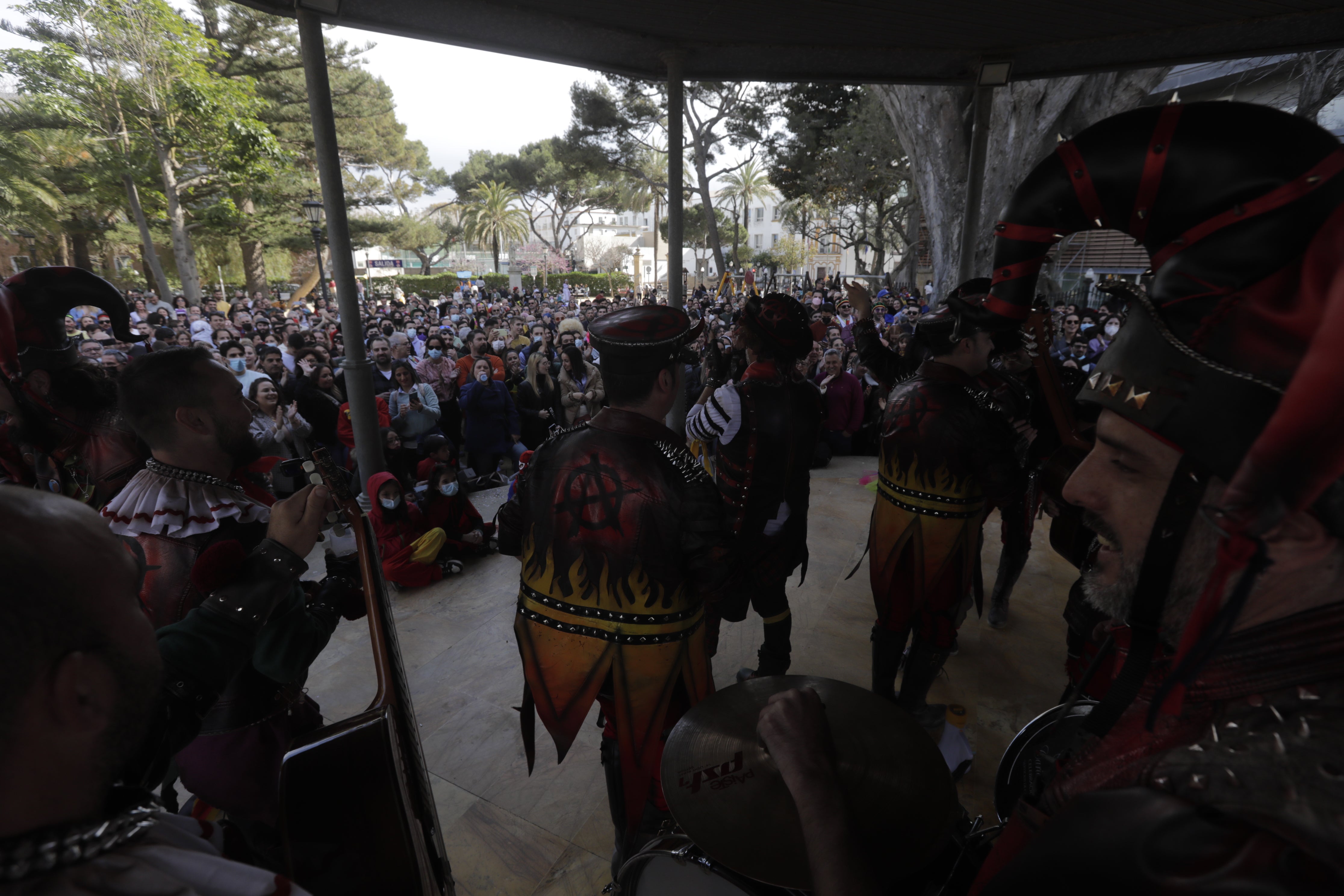 En imágenes: Cádiz se ilumina con coplas en su domingo de carnaval