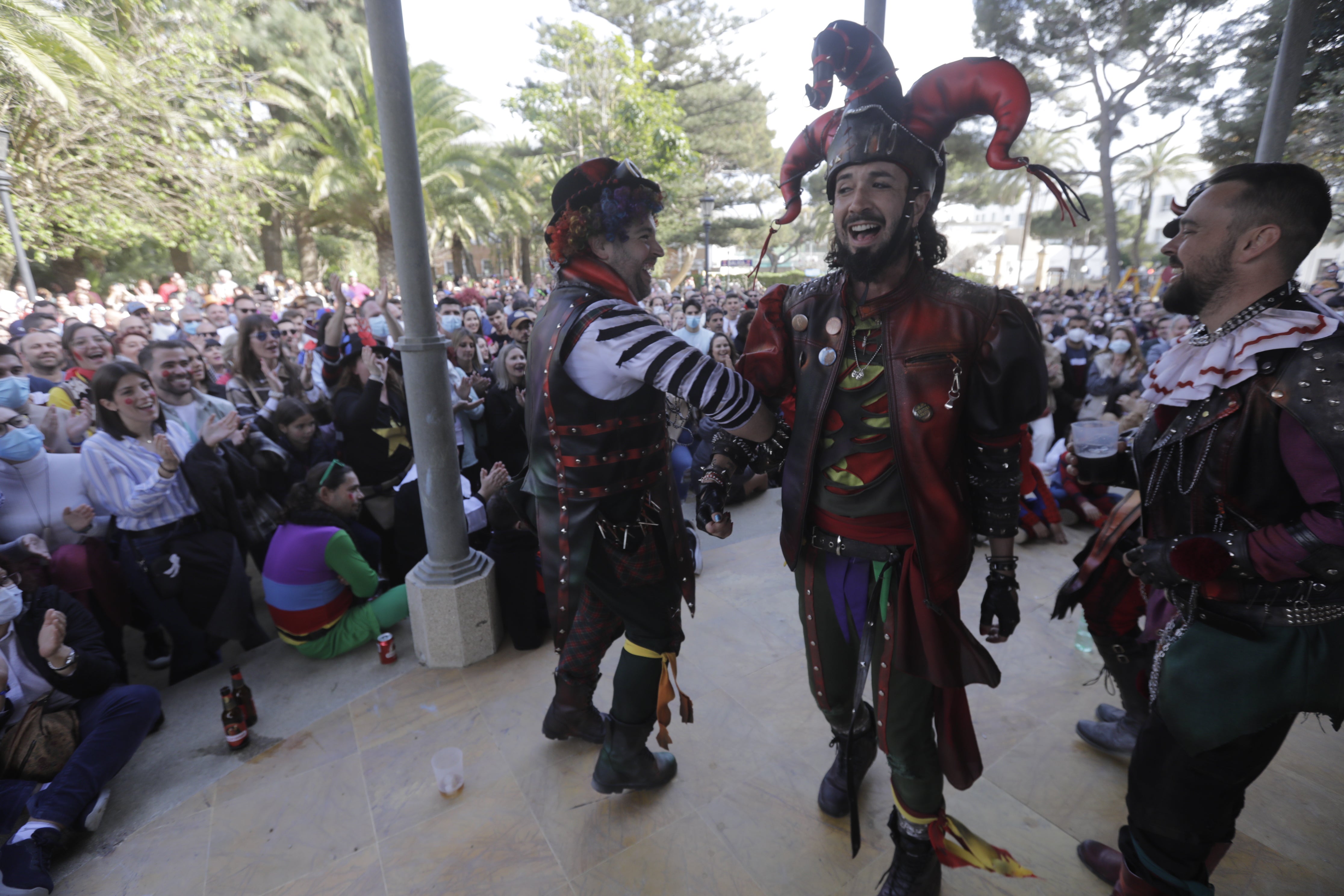 En imágenes: Cádiz se ilumina con coplas en su domingo de carnaval