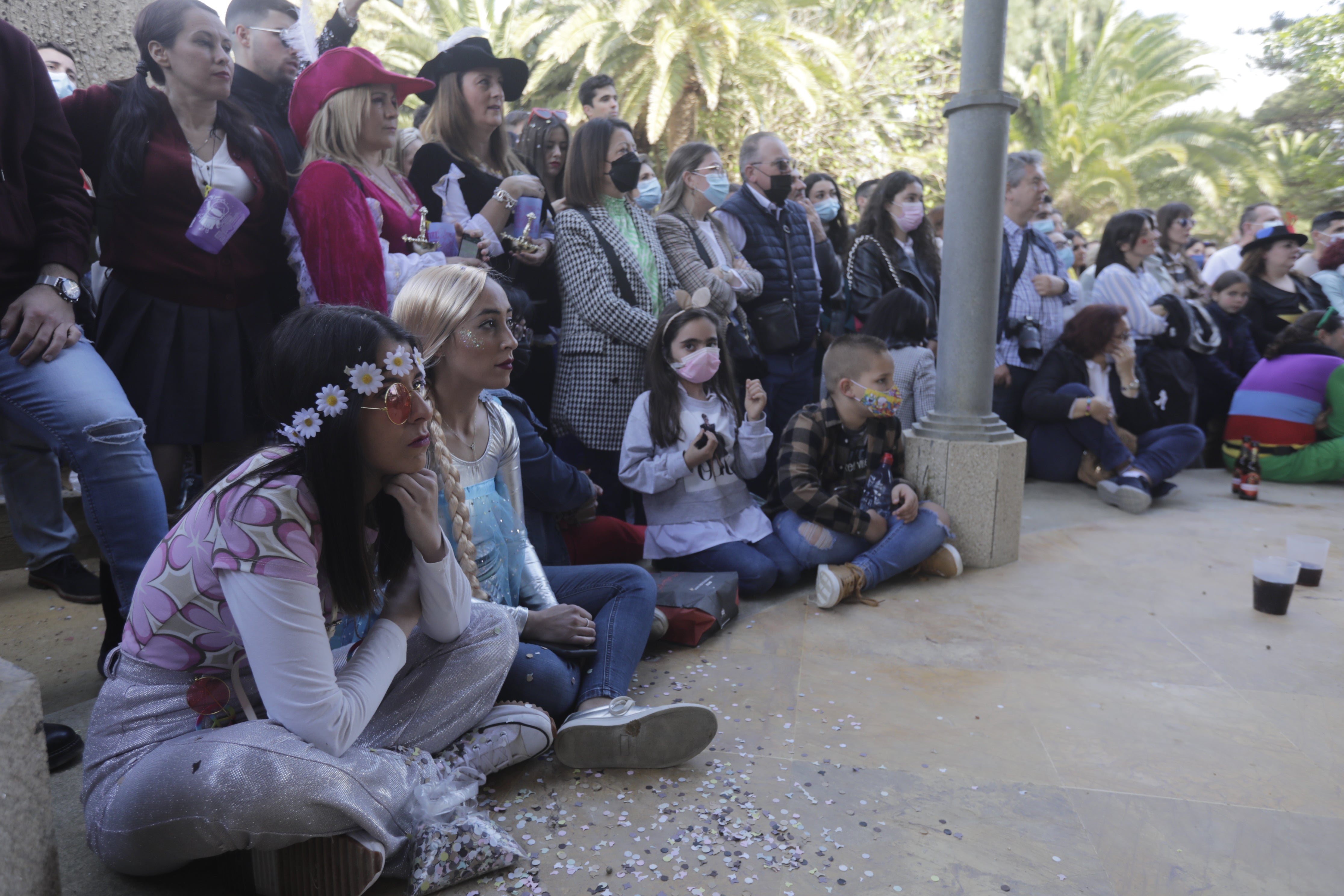 En imágenes: Cádiz se ilumina con coplas en su domingo de carnaval