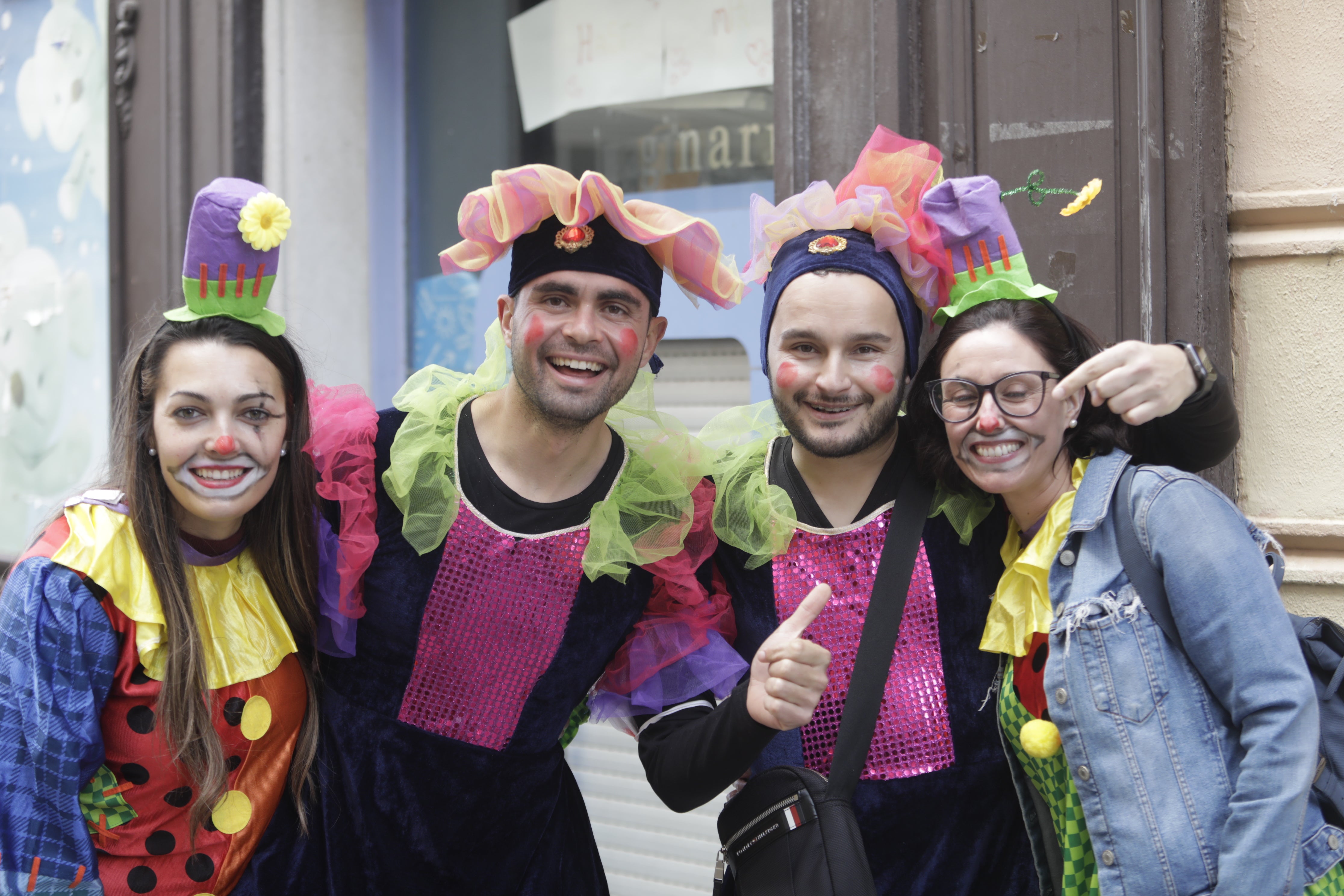 En imágenes: Cádiz se ilumina con coplas en su domingo de carnaval