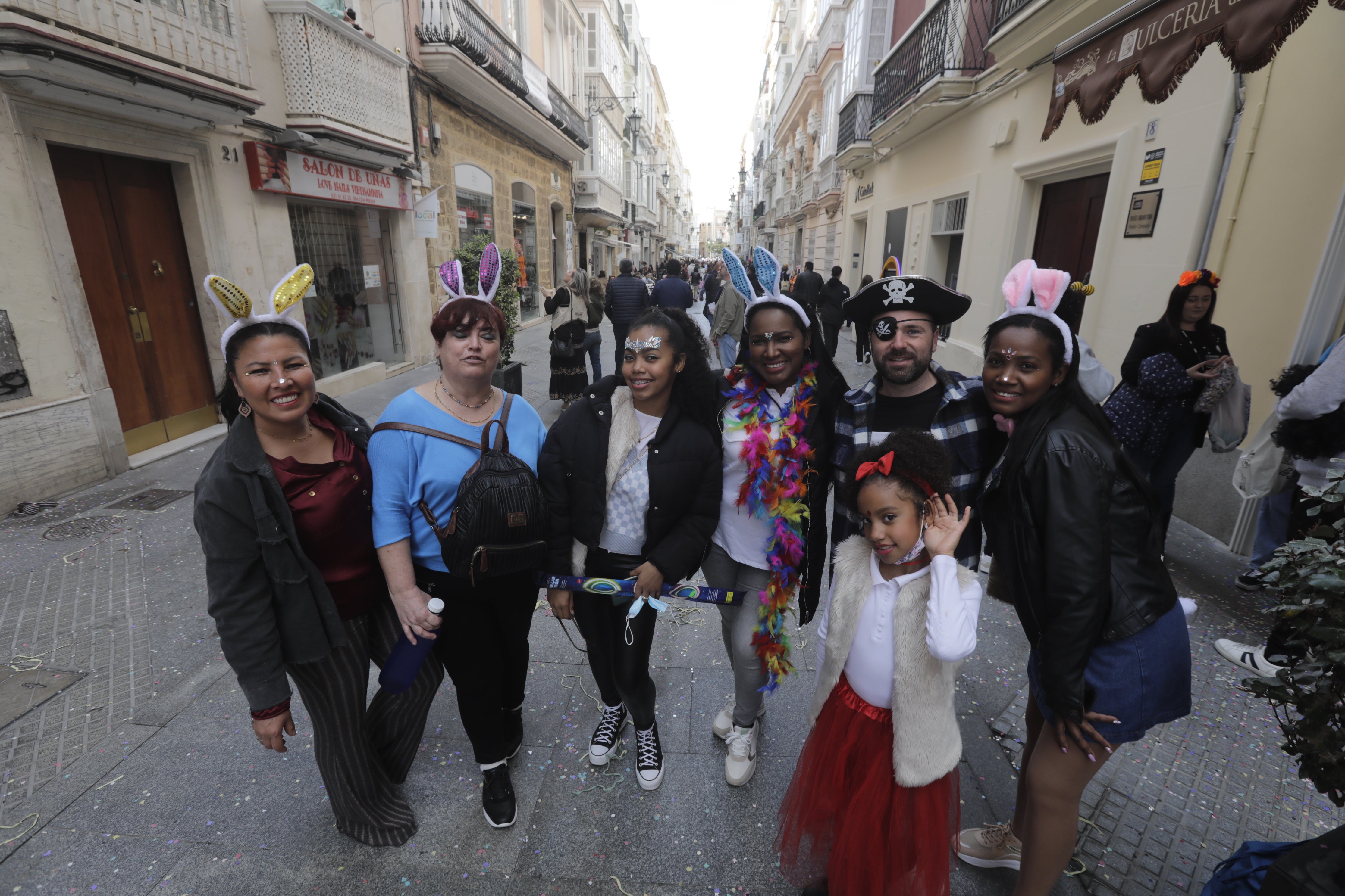 En imágenes: Cádiz se ilumina con coplas en su domingo de carnaval