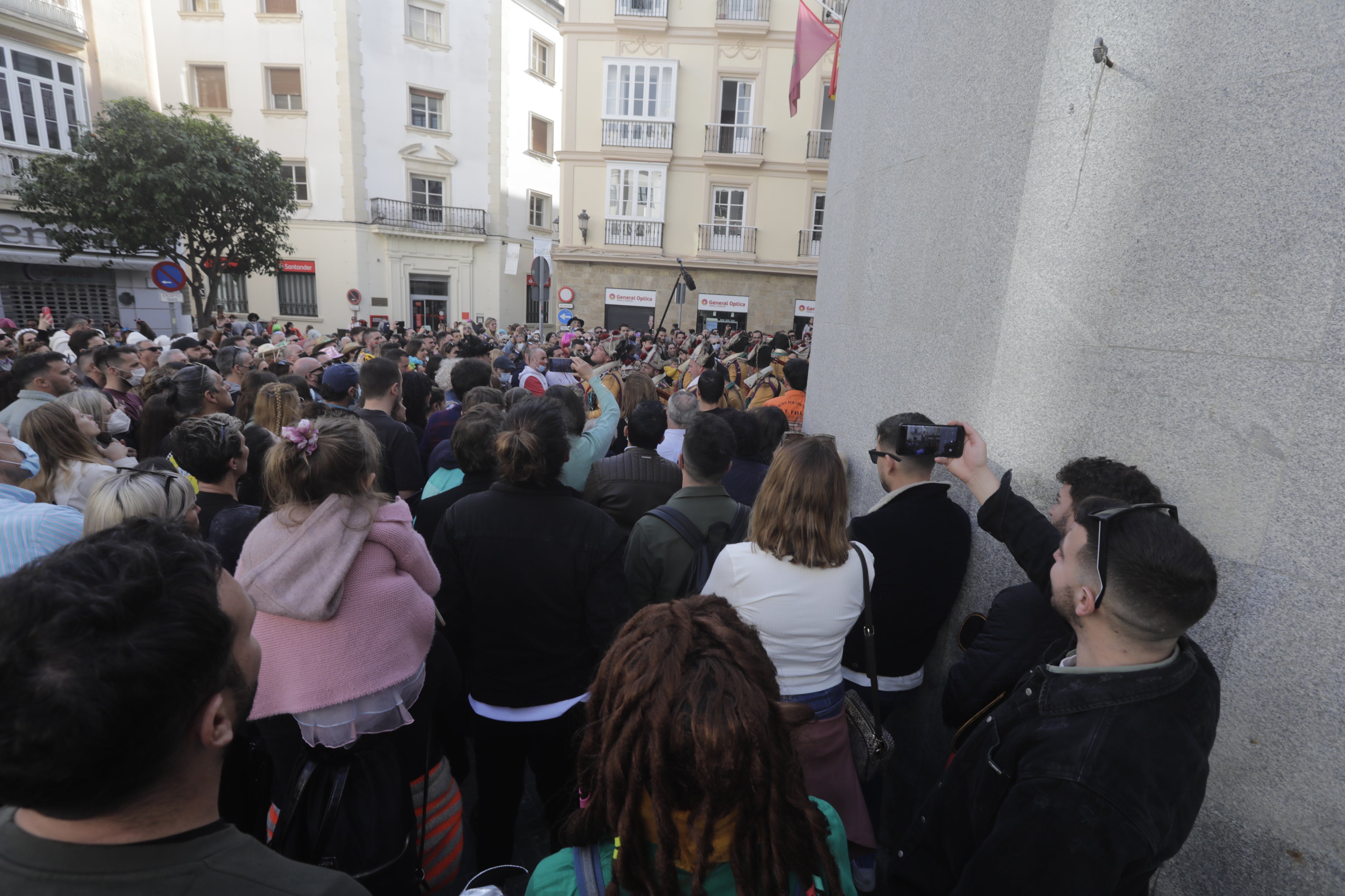 En imágenes: Cádiz se ilumina con coplas en su domingo de carnaval