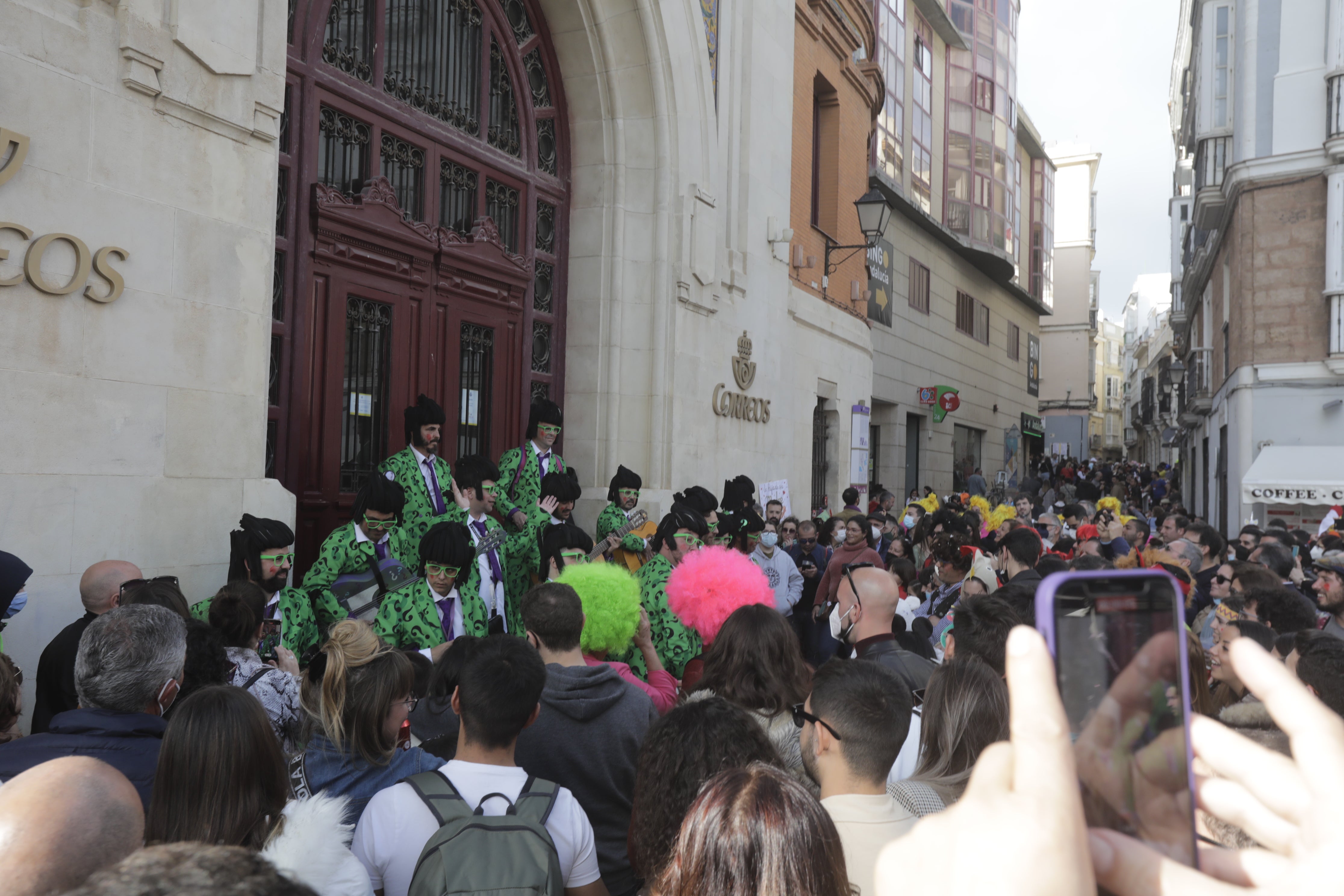 En imágenes: Cádiz se ilumina con coplas en su domingo de carnaval