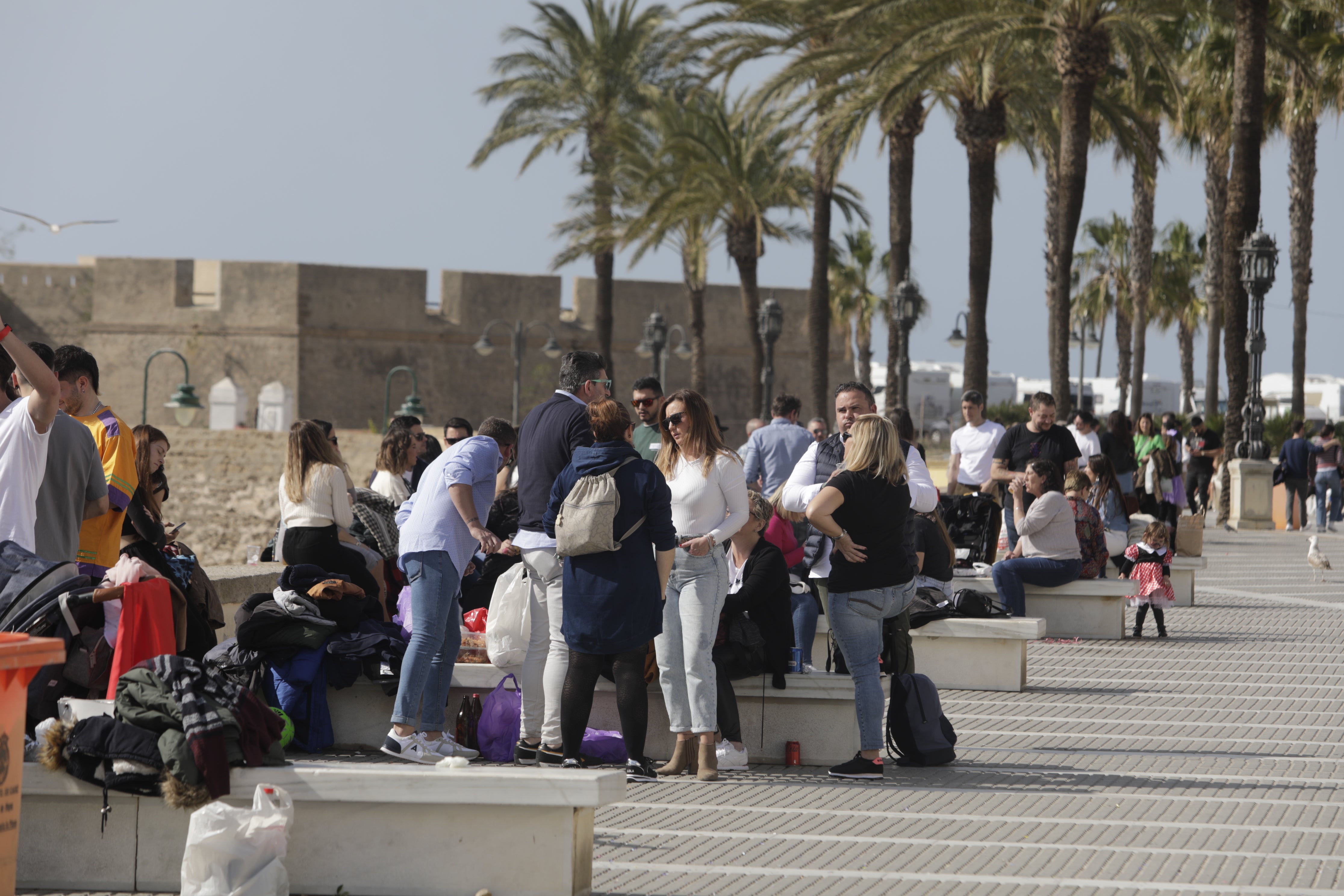 En imágenes: Cádiz se ilumina con coplas en su domingo de carnaval