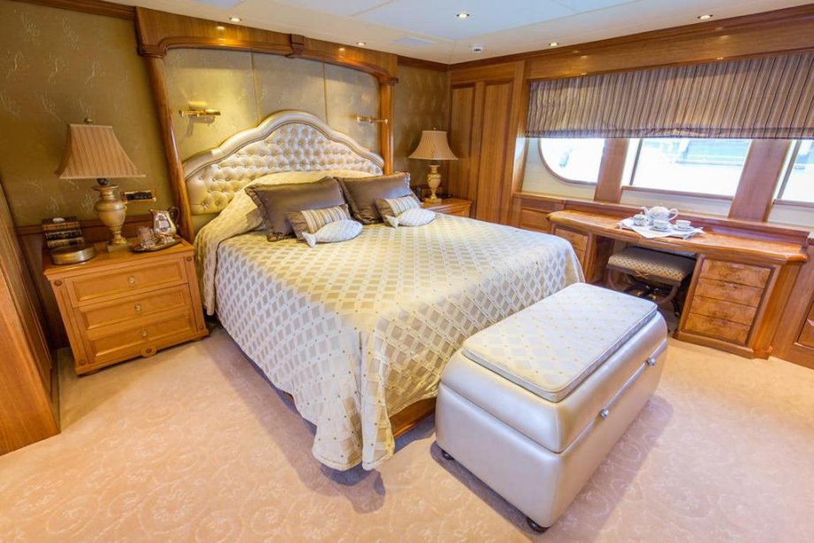 Lady Anastasia, el yate ruso que un marinero ucraniano intentó hundir. Aunque la embarcación posee cinco camarotes de generoso tamaño. El principal es algo más amplio que el resto. Incluye su propio vestidor, un salón privado t una cama 'king size'. Nada que enviciar a los hoteles de lujo.