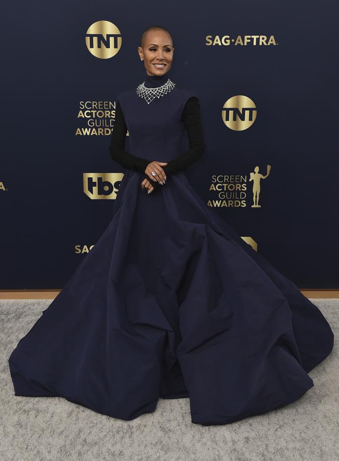 Jada Pinkett Smith - Los mejores looks de los SAG Awards 2022. Lució un voluminoso vestido vintage de Gareth Pugh compuesto por una amplia falda y un cuerpo ajustado cuyas mangas creaban el efecto de llevar otra prenda debajo.