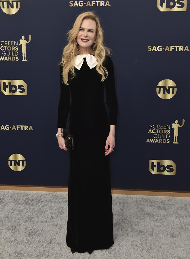Nicole Kidman - Los mejores looks de los SAG Awards 2022. Hizo del negro absoluto su elección con un sobrio diseño de Saint Laurent de terciopelo con cuello XXL que caía con suavidad y ensalzaba su figura.