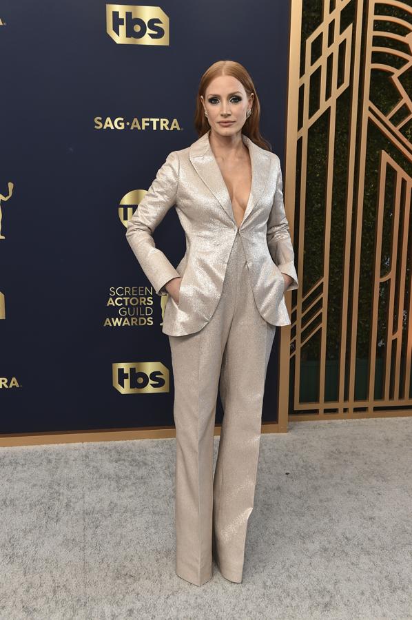 Jessica Chastain - Los mejores looks de los SAG Awards 2022. Fue una de las pocas que optó por el traje y lo hizo con un diseño de Dior de Alta Costura de lúrex en color champán, compuesto por una blazer de corte oversize que lució son nada debajo y unos pantalones palazzo con la cintura alta que alargaban su silueta gracias a los altos tacones con los que lo combinó.