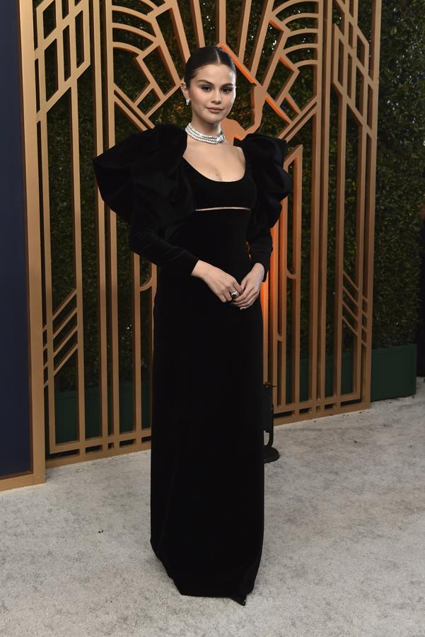 Selena Gomez - Los mejores looks de los SAG Awards 2022. Hizo de Oscar de la Renta su elección con un vestido negro con escote redondo que incluía una abertura en el pecho y mangas farol XXL.