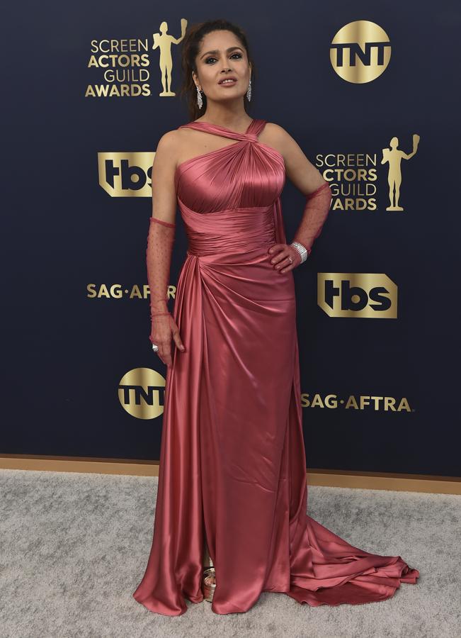 Salma Hayek - Los mejores looks de los SAG Awards 2022. Se decantó por un modelo de inspiración griega de Gucci en color salmón y acabado satinado con un drapeado en la cintura y escote asimétrico.