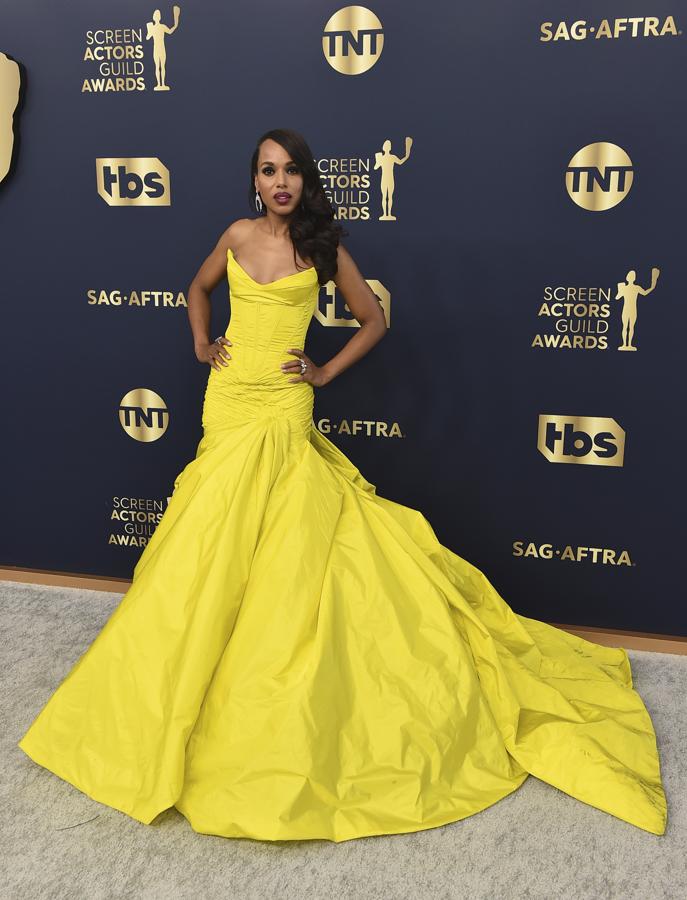 Kerry Washington - Los mejores looks de los SAG Awards 2022. Se convirtió en una de las más llamativas de la noche gracias a este vestido lleno de volumen con escote palabra de honor de Celia Kritharioti.compesto por un cuerpo encorsetado que se prolongaba hasta la cadera y se unía a la amplia falda.