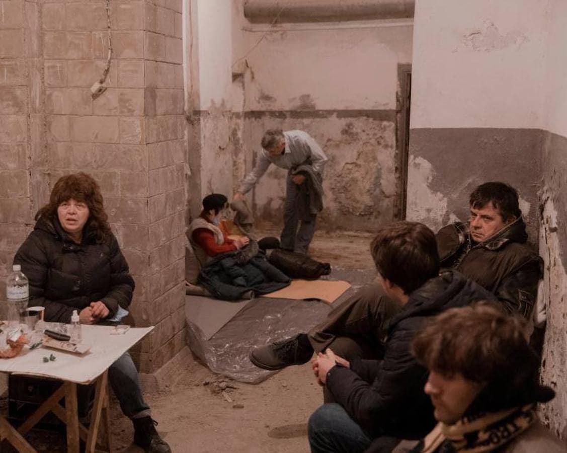 Residentes de un edificio de apartamentos se refugian en el sótano, en Kiev. 
