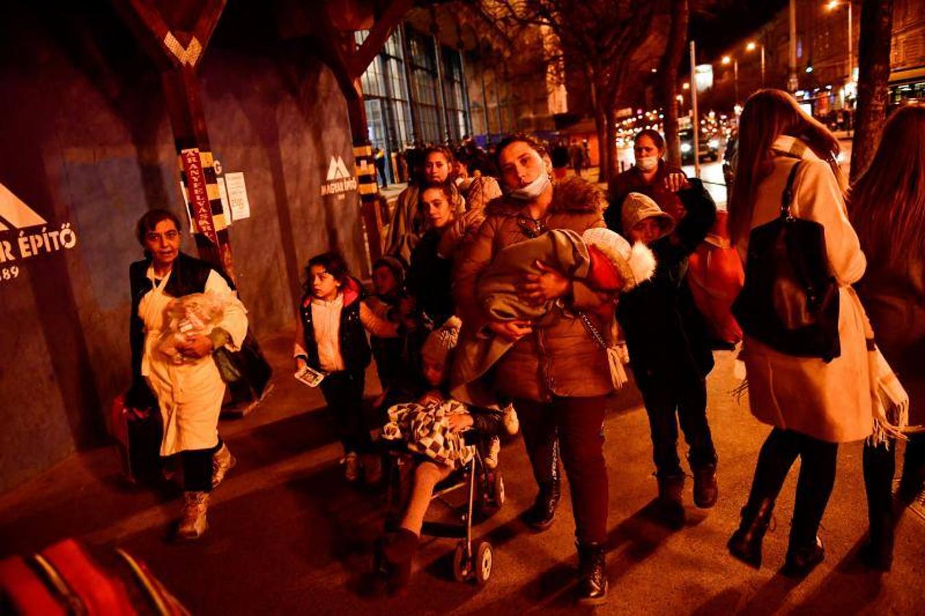 Madres con sus hijos en la estación de Nyugati, en Budapest, tras huir de Ucrania. 