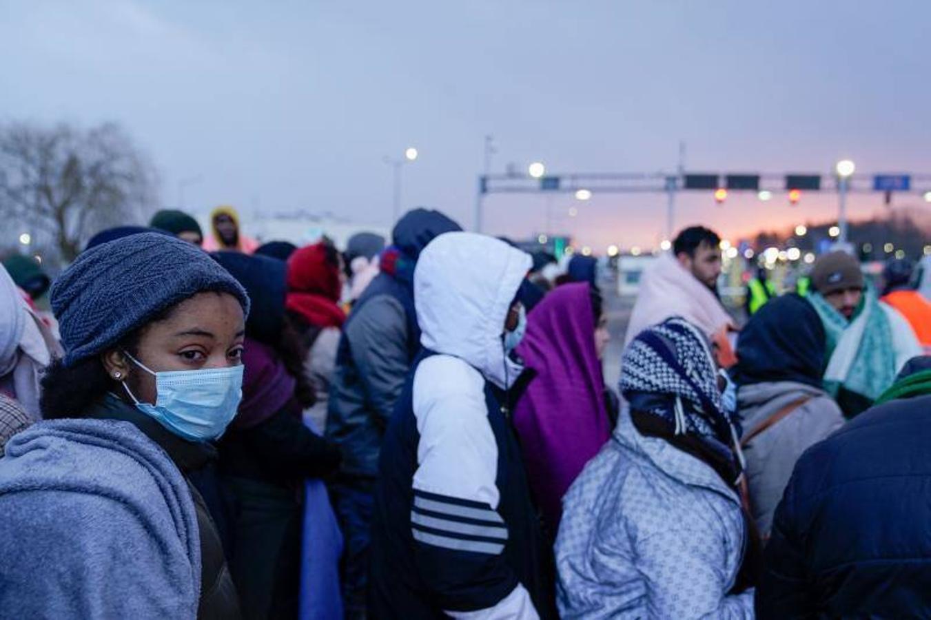 Personas que han huido de Ucrania hacen cola para cruzar a Polonia en Medyka. 