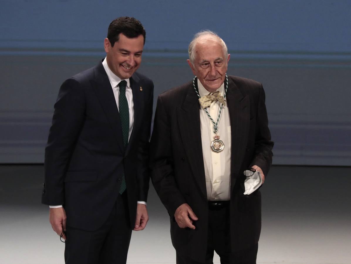 Acto de entrega de las medallas de Andalucía en el Teatro de la Maestranza de Sevilla. RAÚL DOBLADO