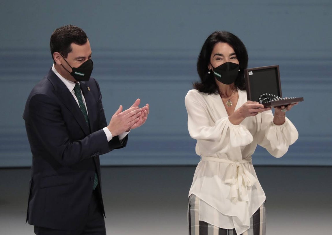 Acto de entrega de las medallas de Andalucía en el Teatro de la Maestranza de Sevilla. RAÚL DOBLADO