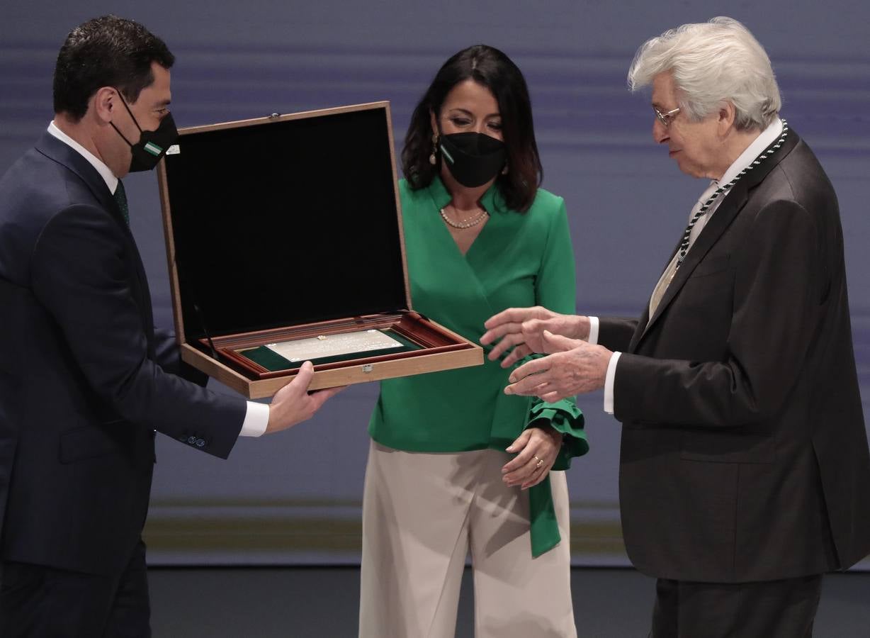 Acto de entrega de las medallas de Andalucía en el Teatro de la Maestranza de Sevilla. RAÚL DOBLADO