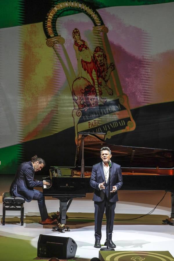 Acto de entrega de las medallas de Andalucía en el Teatro de la Maestranza de Sevilla. RAÚL DOBLADO