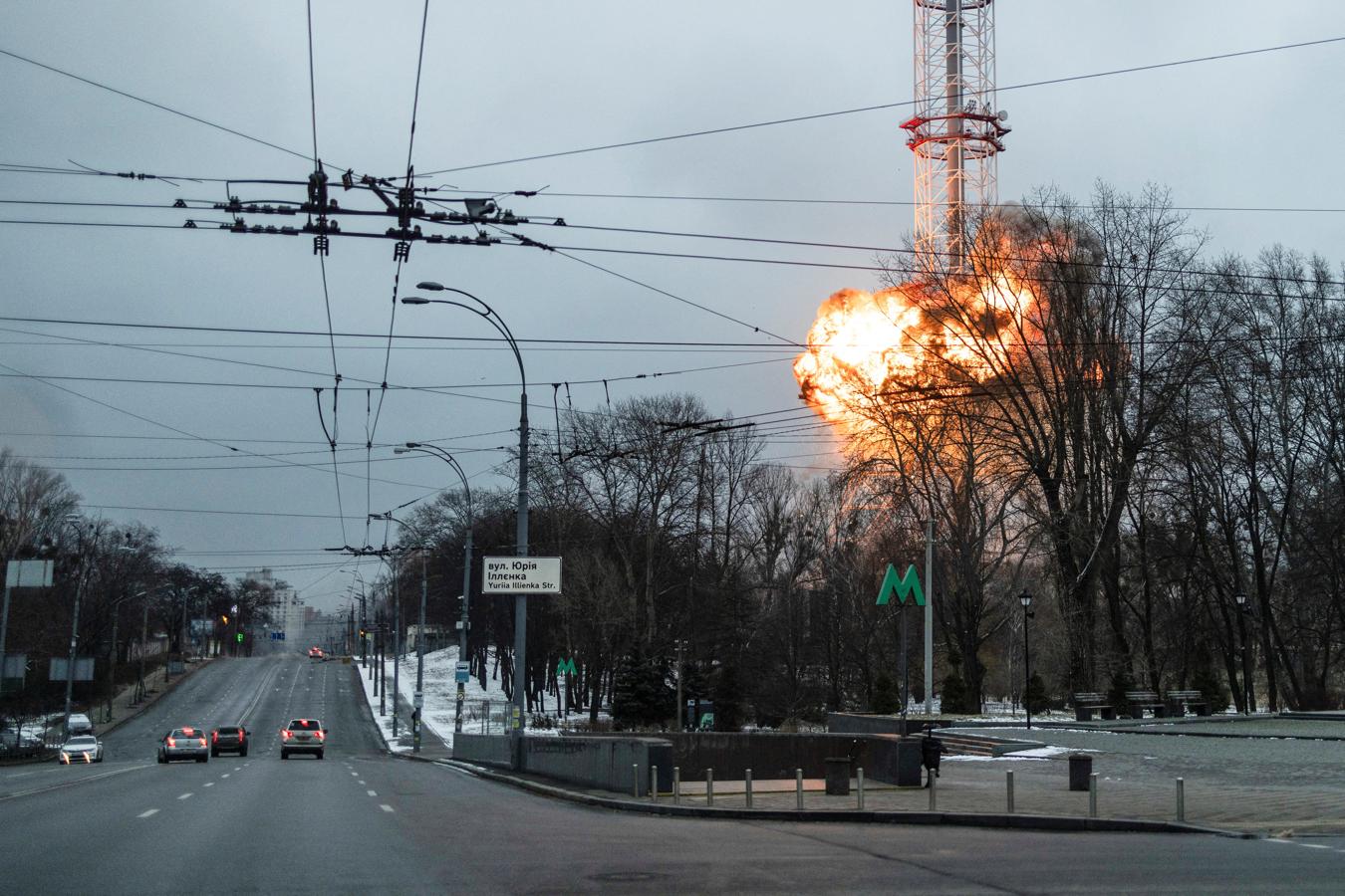 Rusia ataca la torre de televisión de Kiev. 