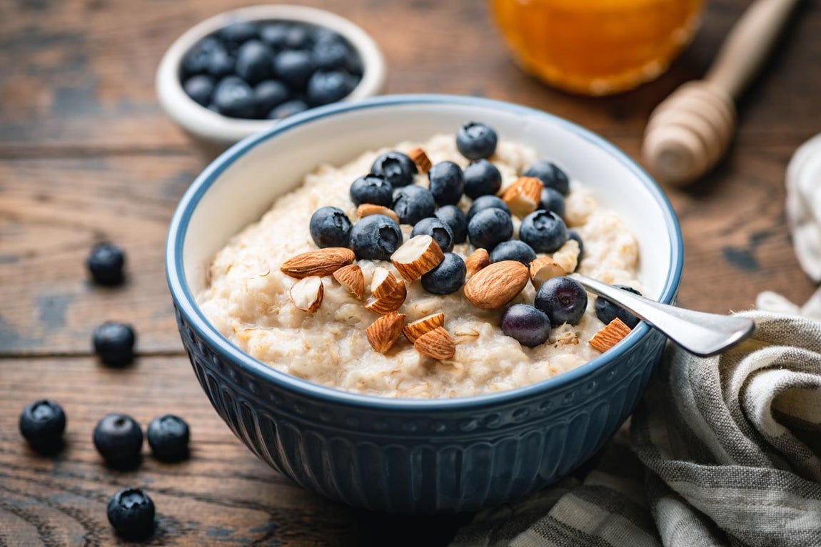 Avena. Con 401 kcal de energía, la <a href="https://www.abc.es/bienestar/alimentacion/abci-beneficios-avena-explican-nutricionistas-adoran-202002200152_noticia.html" target="_blank">avena </a>se ha colado en la alimentación de la mayoría. La incluyen en desayunos, comidas, cenas... ¡Y es el ingredientes estrella de los porridges! Destaca porque ayuda a controlar el azúcar en sangre y el colesterol, contribuye a reducir el colesterol y es antioxidante y saciante. Además, contiene 54 mg de calcio, 429 mg de potasio, 523 mg de fósforo y 4,72 mf de hierro, entre otras propiedades.