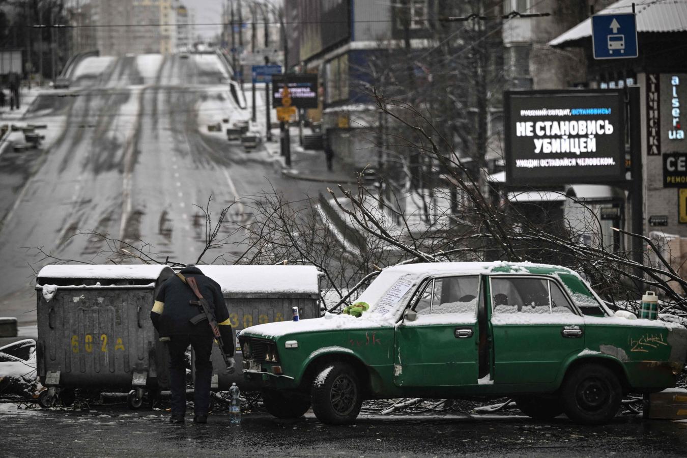 La amenaza a Kiev llega solo un día después de las negociaciones y del ataque a Járkov. El presidente ucraniano describió el bombardeo ruso de la segunda ciudad de su país como un crimen de guerra y dijo que defender la capital del ejército de Moscú era una prioridad máxima. 