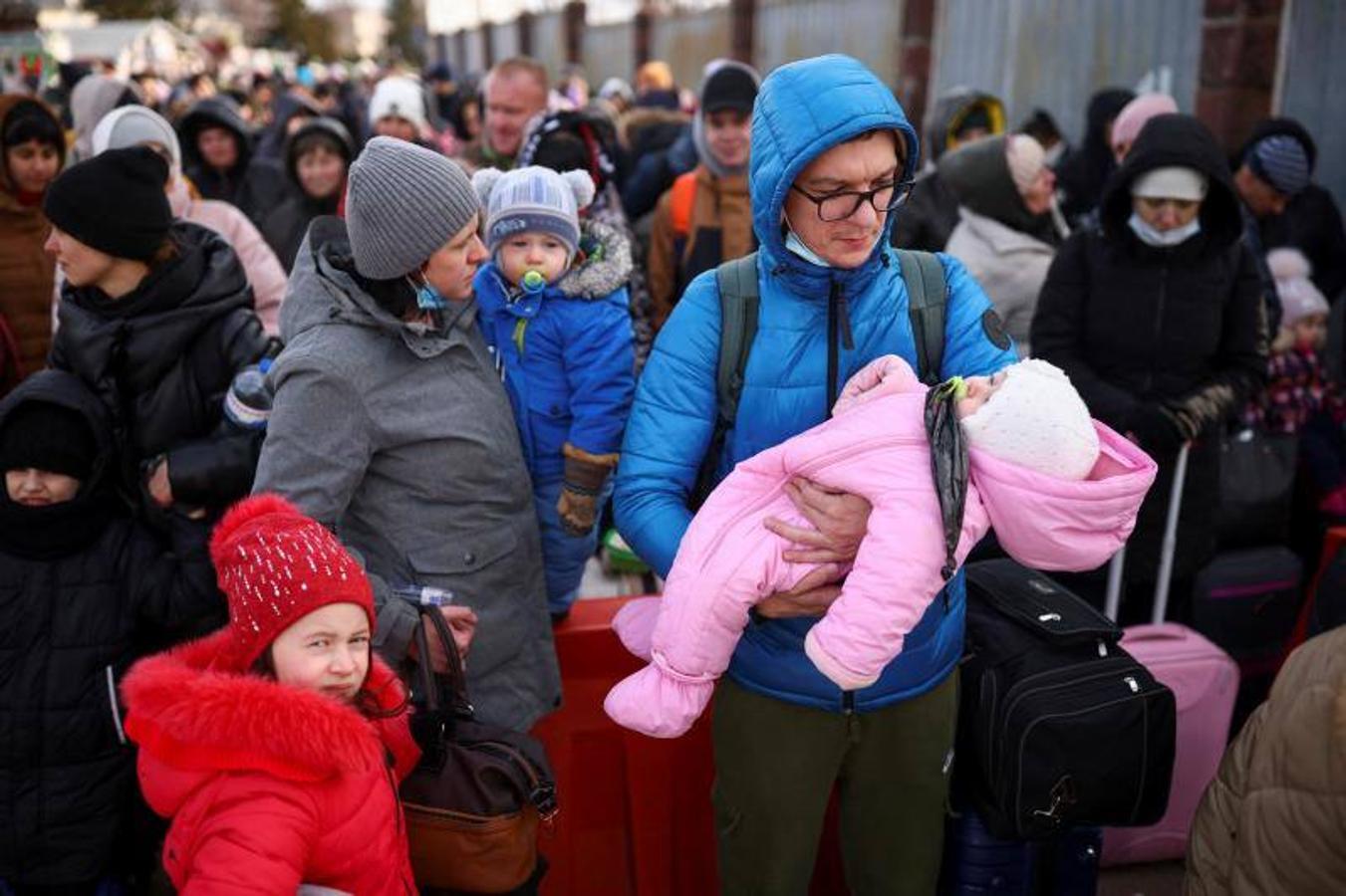 Refugiados ucranios llegan a la frontera con Polonia. 