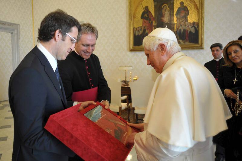 Fotografía facilitada por Osservatore Romano, que muestra al entonces Papa, Benedicto XVI, con Feijóo, en una audiencia privada en el Vaticano. 