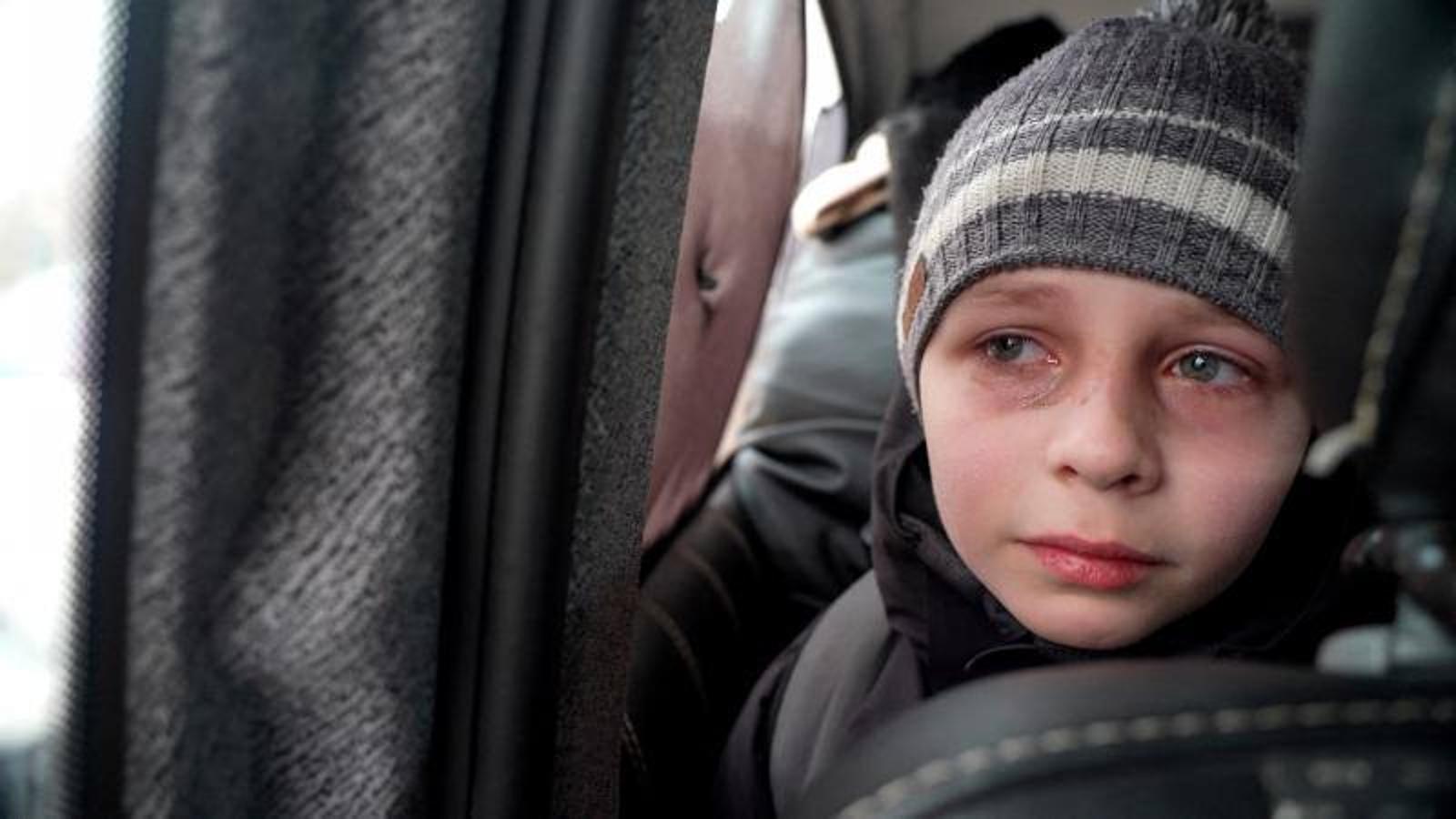 Mark Goncharuk, un niño de Kiev, viaja con su familia hacia la frontera tras tener que dejar atrás a su padre. 