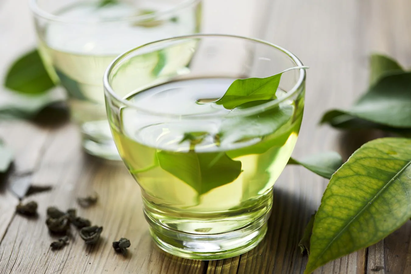 Té verde. Una taza de té verde tiene unos 30-40 mg de cafeína (teína), aproximadamente entre un tercio y una quinta parte que el café, pero puede hacernos efecto si no estamos muy habituados a la cafeína. Uno de sus compuestos muy interesantes es la epigalocatequina galato (EGCG). El té verde japonés siempre tiene más que los tés chinos, siendo el mejor el té verde japonés Sencha, infusionando a 95ºC. Si lo infusionas durante 8-10 minutos obtienes 5 veces más cantidad de EGCG que si lo infusionas de 2 a 5 minutos. El té verde también tiene L-teanina, un aminoácido que aumenta la concentración con una relajación que no invita al sueño.
