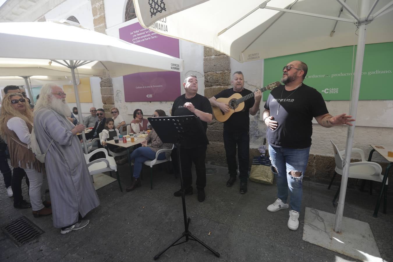 Fotos: Ambiente de Martes de Carnaval en Cádiz