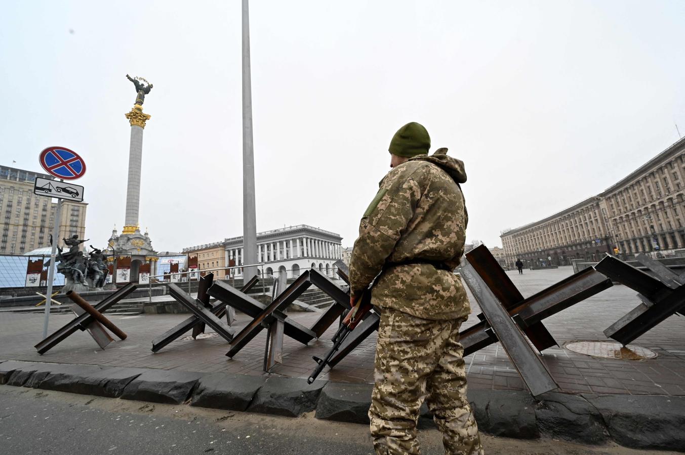 Un soldado de las fuerzas de defensa ucranianas hace guardia en la plaza de Independencia de Kiev. 