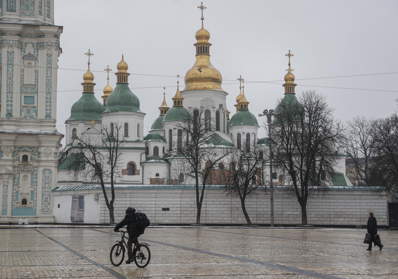 Un hombre circula en bici frente a la catedral de Santa Sofía en Kiev. 