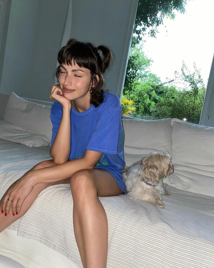 Coletas simétricas - Peinados del año 2000 que triunfan hoy. Perfectas para las más nostálgicas y especialmente favorecedoras si se tiene el pelo relativamente corto para que sean más vistosas.