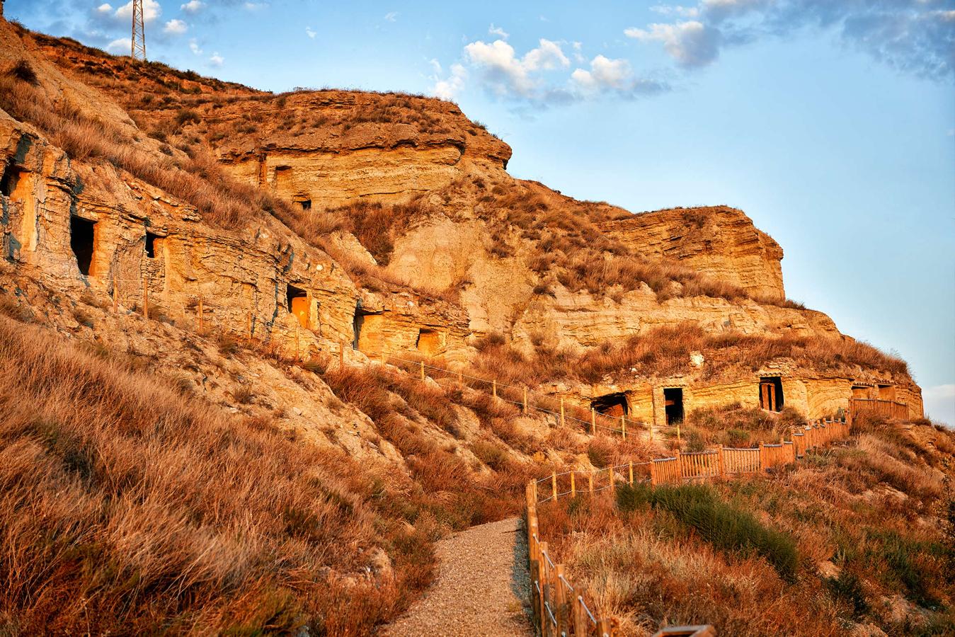 Navarra. Seguramente las icónicas cuevas de esta localidad, Arguedas, así como ser la puerta principal al Parque Natural las Bardenas Reales han hecho que este municipio se convierta en la Capital del Turismo Rural de Navarra.