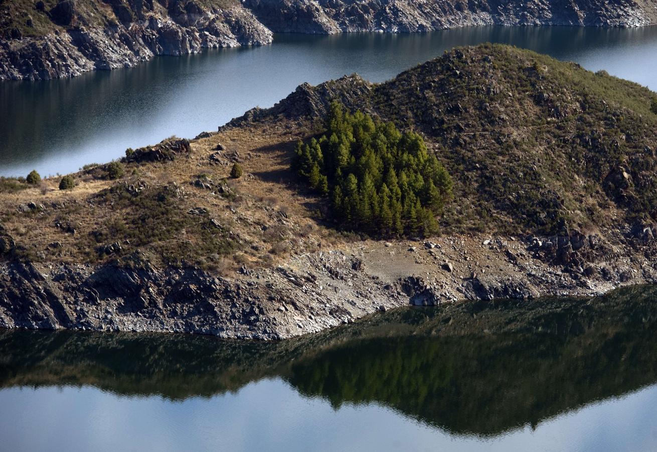 Comunidad de Madrid. En la Comunidad de Madrid, la localidad de El Berrueco, a orillas del embalse de Atazar (en la foto), ha sido una de las más buscadas por los viajeros de Clubrural. El Berrueco es uno de los pueblos de la poco conocida sierra norte de Madrid, la llamada sierra pobre. Hay que destacar las construcciones tradicionales de piedra y madera. Y el Museo del Agua, tan importante en esta zona.Es uun lugar ideal para disfrutar de la naturaleza y practicar actividades náuticas, el senderismo o la equitación.