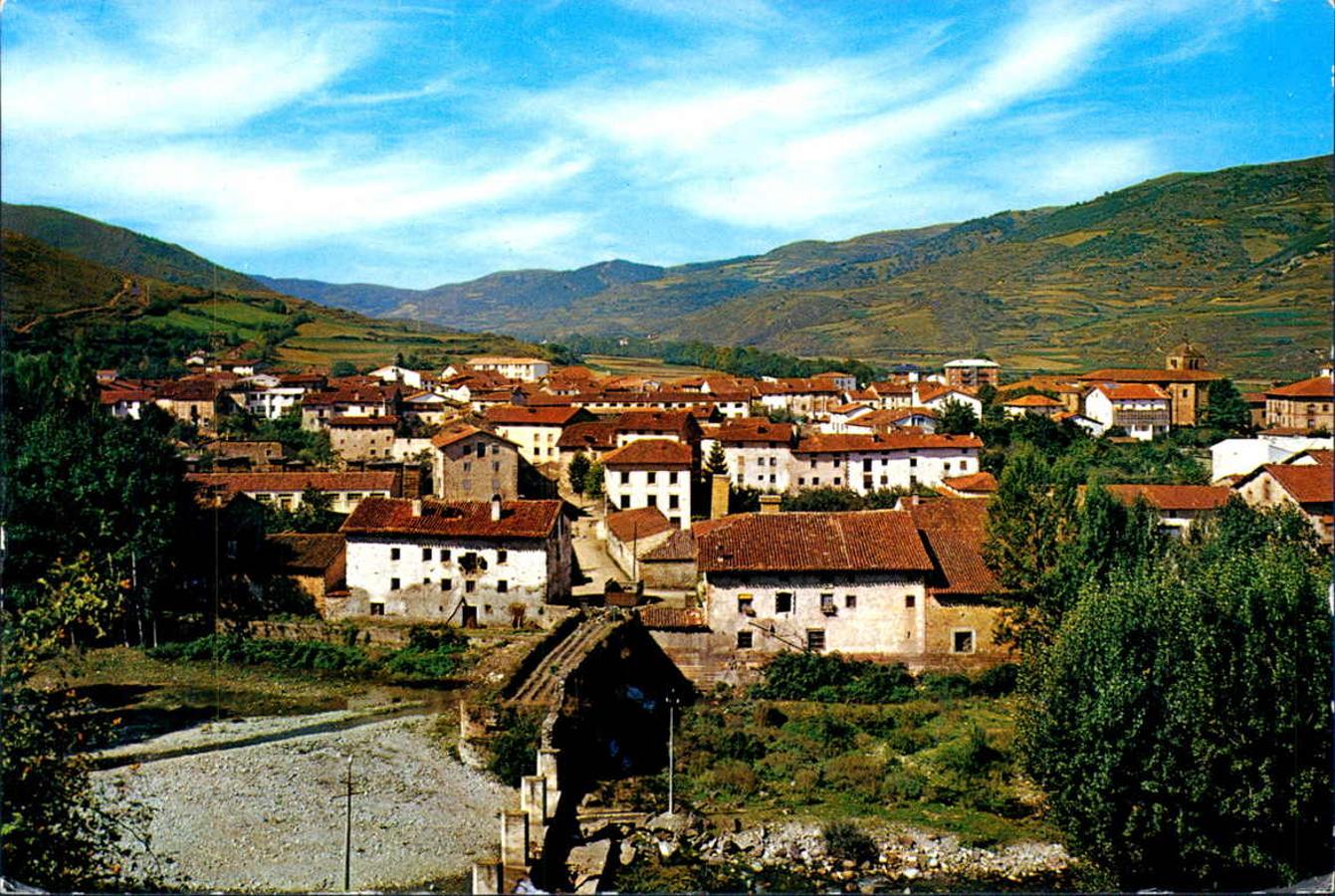 La Rioja. La denominada “Primera Villa Turística de la Rioja”, Ezcaray también forma parte de esta lista, entre otras cosas por su casco histórico de arquitectura tradicional de la zona tan bien conservado. Está en el extremo occidental de la sierra de la Demanda en el curso alto del río Oja.