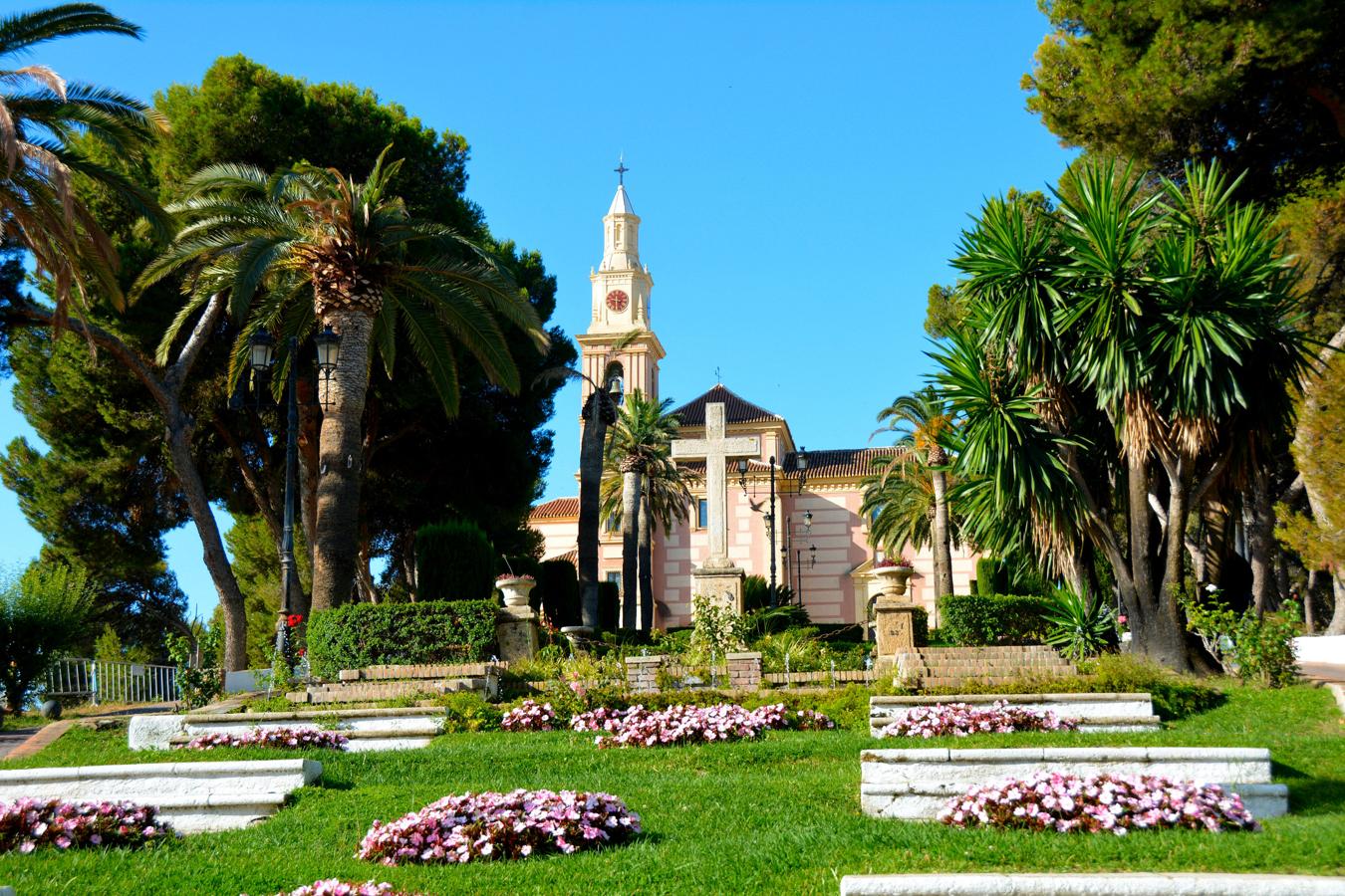 Andalucía. Los pueblos de la costa andaluza más buscados por los viajeros de Clubrural han sido: El Bosque (Cádiz), Mijas (Málaga), Motril (Granada), Cortegana (Huelva) y Tabernas (Almería). Como capitales de interior de Andalucía los municipios afortunados han sido: Aldeaquemada (Jaén), Lucena (Córdoba) y Cazalla de la Sierra (Sevilla). En la foto, el Santuario de Nuestra Señora de la Cabeza, en Motril, el municipio más meridional de la provincia, conocido tanto por sus playas como por su agricultura tropical.