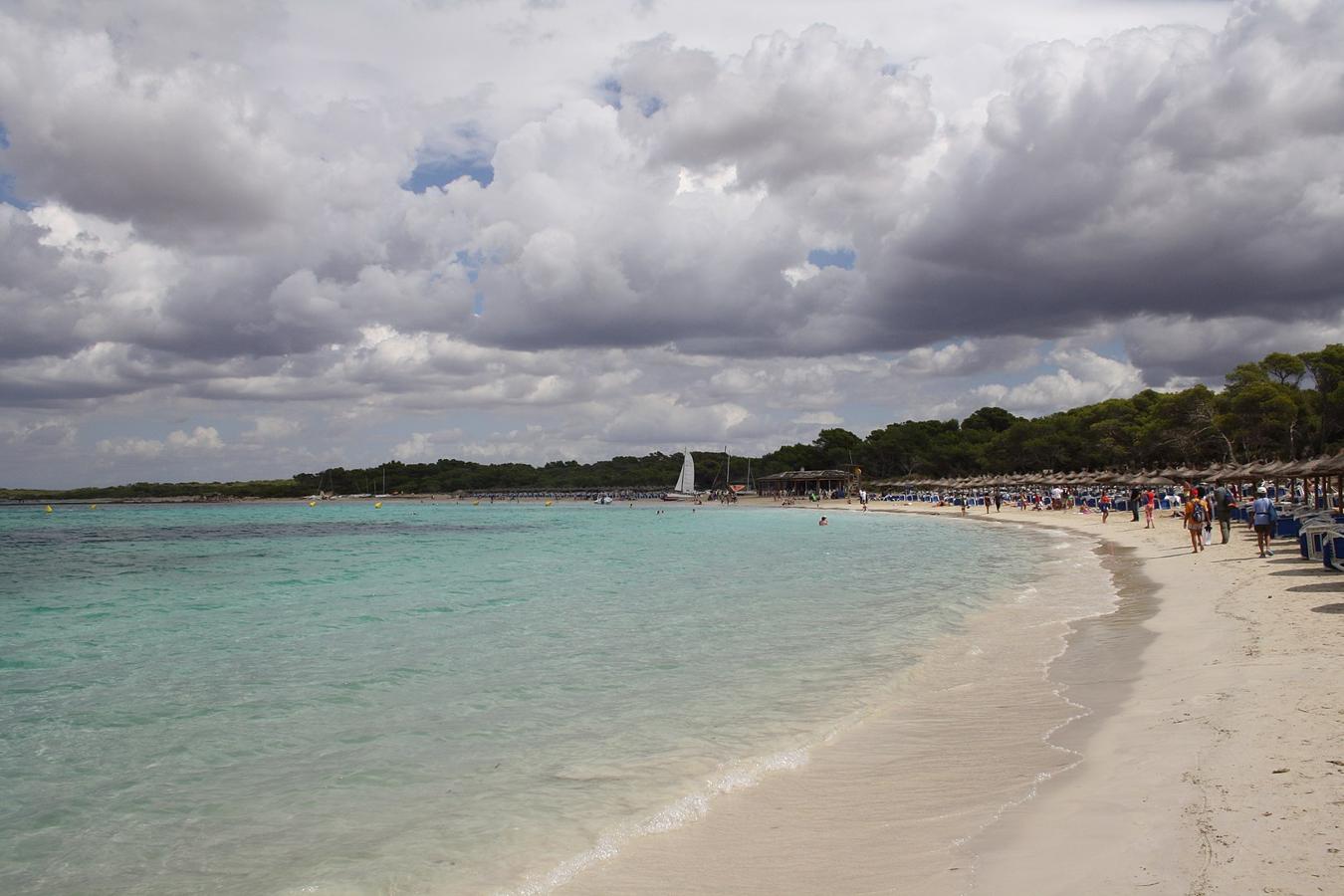 Islas Baleares. De todos los municipios y aldeas de las Islas Baleares el pueblo con mayor interés es Campos (Palma de Mallorca) donde se encuentran playas de tonos turquesa y arena fina con aire a las Maldivas.. En la foto, la playa del Trench