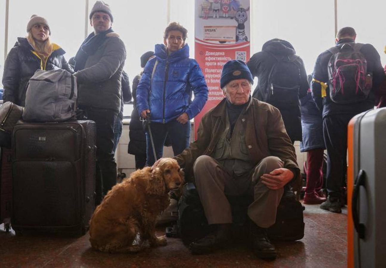 Ucranianos esperan ser evacuados en tren desde Kiev a Lviv. 