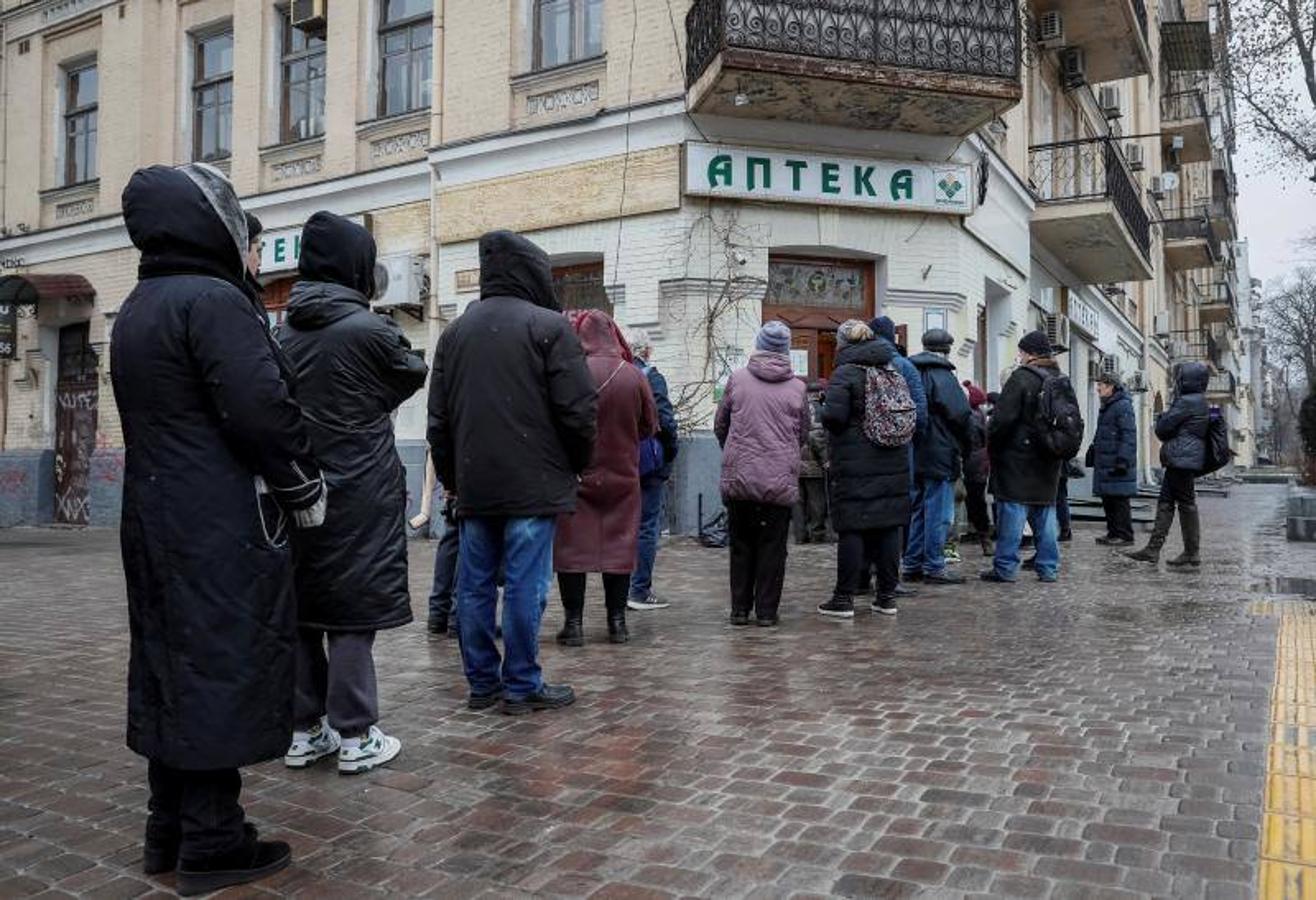 Personas hacen cola delante de una farmacia en Kiev. 