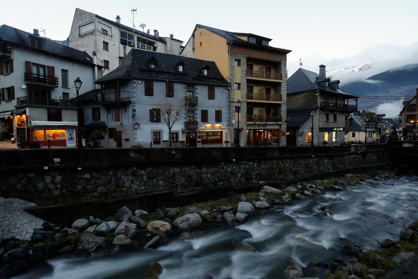 Cataluña. En Cataluña figuran 'el pueblo rojo' de Prades (Tarragona), la preciosa aldea de Montclar (Barcelona), el tesoro del Valle de Arán en los Altos Pirineos de Viella (Lérida) y Camprodón (Gerona), uno de los pueblos más grandes de la Comarca del Ripollés. En la foto, Viella.