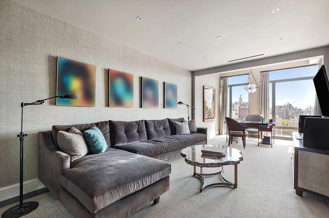 El exclusivo piso que Bon Jovi vende en Nueva York por 20 millones. Esta no es la única propiedad que el músico tiene en Nueva York, pues poseía otro en el West Village que adquirió en 2015 y que vendió por 15 millones y todavía sigue siendo propietario de una casa en los Hamptons y otra en Nueva Jersey.