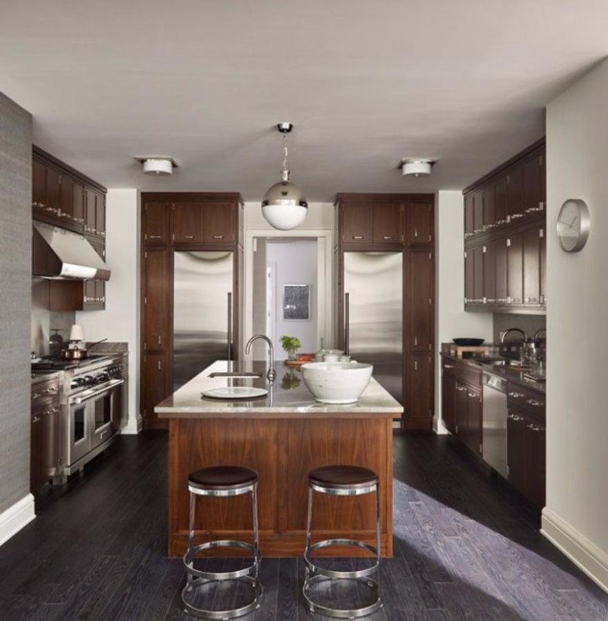 El exclusivo piso que Bon Jovi vende en Nueva York por 20 millones. La casa está planteada para que en su interior se realicen desde reuniones de amigos a fiestas, por eso el salón, comedor y el hall son tan amplios. Por su parte la cocina comunica con otra sala contigua y una pequeña terraza con vistas, todo con pisos de roble en color chocolate y mobiliario metalizado.